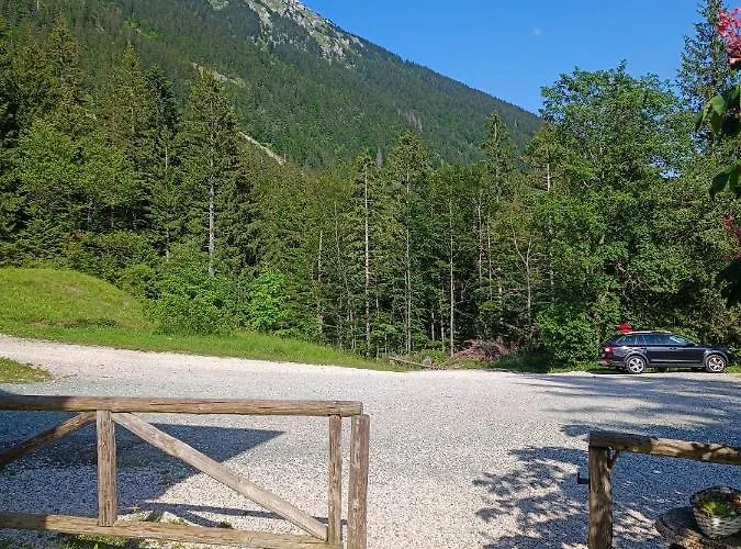 Valvasorjev Dom Pod Stolom Auberge de jeunesse Zirovnica