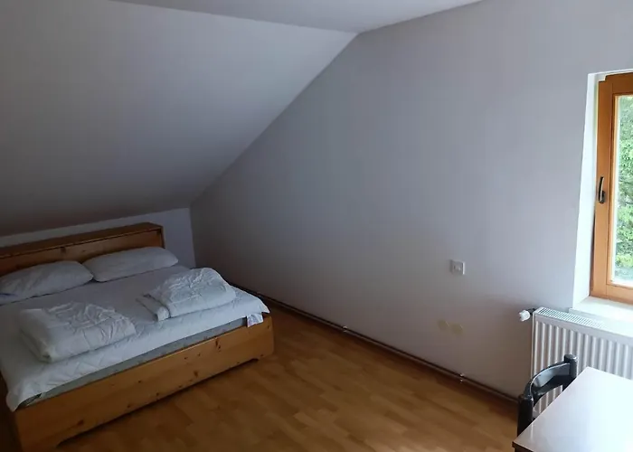 Valvasorjev Dom Pod Stolom Hostel Zirovnica